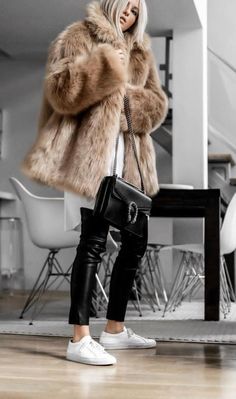 Bear Coat Outfit, Faux Fur Coat Street Style, Teddy Bear Coat Outfit, Leather Legging, Look Jean, Leather Pant, Fashion Tag, Fake Fur