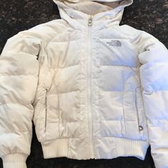 Shows Sign Of Wear. Comes With Detachable Fur Hood The North Face White Jacket, Cute Coats For Winter, White Snow Jacket, White North Face Puffer, Cute Winter Jackets, White Ski Jacket, White North Face Jacket, Coats North Face, Dream Boutique