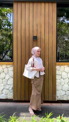 CHECKOUT LINK DI BIO Dapatkan ide outfit yang sedang trend saat ini. Lihat bagaimana gaya trend dengan produk yang sedang diskon. Casual Hijab, Casual Hijab Outfit, Cardigan Crop, Outfit Hijab, Cargo Skirt, Hijab Outfit, Pre Wedding, Batik, Korean Fashion