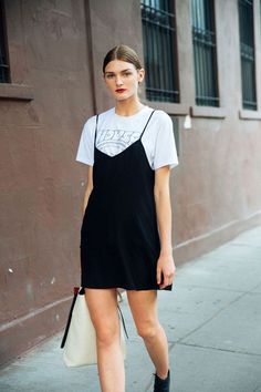 Looks com sobreposições: como usar com camisas, vestidos e mais Moda Grunge, Editorial Vogue, 90s Fashion Women, Stylish Lady, Cooler Style, New York Street Style, Gaun Fashion, Street Style 2017, Outfit 90s