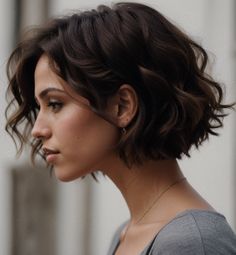 Blunt cuts are the ultimate in precision hairdressing. Learn all about this timeless style in our latest article. Click here to read. Brown Wavy Hair, Short Wavy Haircuts, Wavy Haircuts, Short Curly Haircuts, Haircuts For Wavy Hair, Short Wavy Hair, Short Curly Hair