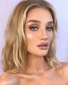 Shimmery and Natural Summer Makeup #naturalmakeup #naturalmakeupideas #naturalmakeuptutorials #makeuptips #makeuplooks #makeuplooksnatural #naturalmakeupforblondes Mat Makeup, Blonde Hair With Lowlights, Hair With Lowlights, Wedding Hairstyles And Makeup, Best Wedding Makeup, Makeup Tip, Makeup For Blondes, Soft Glam Makeup, Smink Inspiration