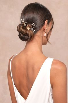 Adorn your updo with a gorgeous finish like the Lulus Gorgeous Addition Gold Pearl Flower 5-Piece Hair Pin Set! Shiny, gold-toned metal shapes this stunning set of five hair pins that has embossed metal leaves, interspersed with luminous faux pearl and beaded tendrils in a flower-like design. Pearl Pin Measures 3" Long. 80% Iron, 20% Plastic. Imported. Lulus | Gorgeous Addition Gold Pearl Flower 5-Piece Hair Pin Set. Hair Pieces For Wedding, Pearl Hair Piece, Hair Idea, Wedding Makeup Looks, Embossed Metal, Pearl Pin, Wedding Hair Flowers, Metal Leaves, Bridal Hair And Makeup