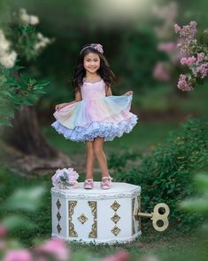 Christmas Ballerina Photography, Music Box Photoshoot, Music Box Photography, Props For Photoshoot Ideas, Diy Props For Photography, Princess Theme Photoshoot, Prop Ideas For Photoshoot, Kids Birthday Photoshoot Ideas