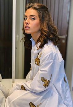 Eid Hairstyles Short Hair, Eid Hairstyles, Girl Photographer, Sara Khan, Wedding Trousseau, Stylish Actresses, Short Frock