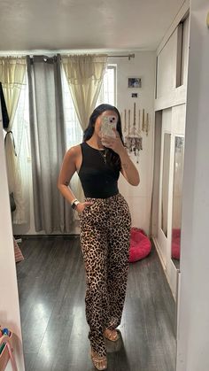 Outfit With Leopard Pants, Animal Print Pants Outfit 2024, Outfits With Cheetah Print, Animal Print Pants Outfit, Leopard Pants Outfit, Printed Pants Outfits, Casual Oufits, Animal Print Pants, 30 Outfits