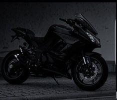 a black motorcycle parked in front of a building