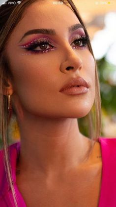 Make Carnaval Rosa, Festival Makeup Pink, Pink Festival Makeup, Simple Festival Makeup, Carnaval Makeup, Makeup Carnaval, Festival Eye Makeup, Pink Glitter Makeup, Make Carnaval