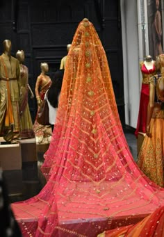 tarun-tahiliani-bridal-lehenga-2016 Tarun Tahiliani Bridal, Saree Bride, Manish Malhotra Lehenga, Orang India, Indian Wedding Ideas, Blouse Sari, Indian Wedding Bride, Bridal Dupatta, Nikkah Dress