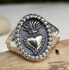 925 sterling silver chevalier model depicting the Sacred Heart , the ` ring and handmade . All units are available . The Sacred Heart, Gifts For My Sister, Ring Photos, Sacred Heart, Beautiful Rings, Band Rings, Silver Ring, Jewelry Rings, Silver Rings