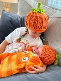 CROCHET HAT PATTERN -  HALLOWEEN PUMPKIN HAT PATTERN     (Instructions to make your own) Not actual items. The Playful Pumpkin Hat is such a fun Halloween hat to make this fall!  A BEGINNER FRIENDLY PATTERN WITH PHOTO TUTORIAL TO TAKE YOU THROUGH STEP BY STEP With a step by step photo tutorial to take you through. Using two strands of yarn together and a large crochet hook!  It works up quickly and is soft and springy to wear - You will LOVE it :-) 6 SIZES ARE INCLUDED FROM NEWBORN UP TO ADULT W Pumpkin Hat Crochet, Pumpkin Hat Pattern, Crochet Pattern Beginner, Halloween Costume Women, Crochet Pattern Halloween, Chunky Crochet Hat, Bonnet Au Crochet, Large Crochet Hooks, Light Worsted Weight Yarn