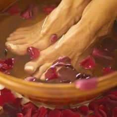 ideas for a at home spa party including food how to DIY a hot stone massage, recipes for foot baths and hair/face masks, the works. Soooo relaxing...maybe a valentine's gift? At Home Spa Party, Home Spa Party, Diy Pedi, Homemade Foot Soaks, Foot Soak Recipe, At Home Spa, Diy Pedicure, Hot Stone Massage