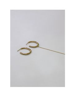 - Drop earring- Friction back- Unbalance design- Hammer textureMeasurements- 3.15g/3.55gComposition- Silver 925- Silver/Gold(18K plate)Designer- Imported- by MCCOII- Style#:300537718 Minimalist Yellow Gold Plated Hoop Earrings, Formal Minimalist Brass Hoop Earrings, Minimalist Threader Earrings For Formal Occasions, Modern Yellow Gold Threader Earrings, Minimalist Tarnish-resistant Linear Earrings For Formal Occasions, Modern Gold Threader Earrings For Formal Occasions, Modern Gold Threader Earrings For Formal Events, Drop Earring, Silver 925