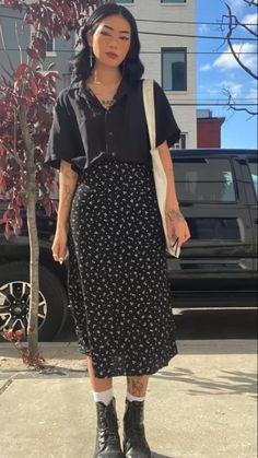 Skirt ideas for back to school Business Casual Outfits With Docs, Business Casual Edgy Chic, Comfy Outfits For Teachers, Edgy Work Outfits Summer, Indie Outfit Inspo Summer, Summer Emo Fits, Gen Z Business Casual Outfits, Alt Business Casual Outfits, 2nd Date Outfit