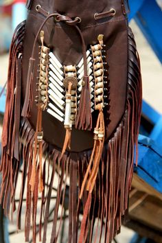 Leather Upcycle, Leathercraft Ideas, Pursed Lips, Indian Bags, Western Style Purse, Native Fashion, Boho Leather Bags, Adventure Shoes, Medicine Bags