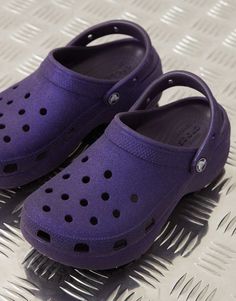 Klompjes van Crocs Je gaat erop uit Glitterafwerking Instapper-stijl Omklapbaar hielbandje voor een stevige pasvorm Met kenmerkende Crocs branding Ventilatiegaatjes helpen water en vuil weg te spoelen Het Croslite-voetbed vormt zich naar je voet voor een perfecte pasvorm en verbeterde ondersteuning van de voetboog Lichtgewicht zool die geen strepen achterlaat Maten weergegeven op de onderkant van alle Crocs zijn Amerikaanse maten Volg onze Britse maten voor de juiste pasvorm Trainer Heels, Going Places, Wide Jeans, White Trainers, Swimwear Sale, Maxi Dress Trend, Heeled Loafers, Hoodies For Sale, Jeans For Sale