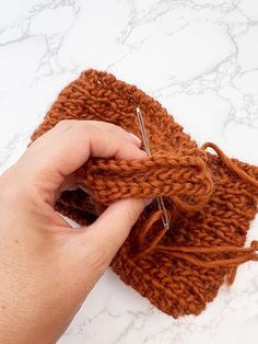 How to knit a twist headband for absolute beginners. Make a simple twisted headband with this easy pattern and video tutorial.