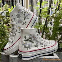 Custom Embroidered Converse High Tops/ Custom Converse Chuck - Etsy Painted Converse High Tops, Sneaker Embroidery, Daisy Flower Wedding, Embroidered Converse High Tops, Flower Converse, Converse Haute, Diy Converse, Sneakers Wedding, Floral Converse