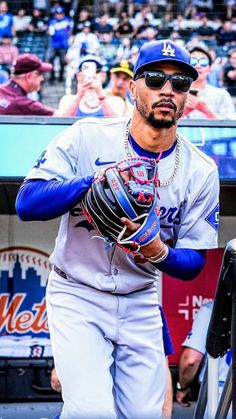 MLB baseball wallpaper background of Los Angeles Dodgers star Mookie Betts Mlb Baseball Wallpaper, Sports Aesthetic Wallpaper, Sports Announcer, Wallpaper Background Aesthetic, Baseball Men, Future Job, Mookie Betts