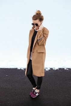 Winter style Long Camel Coat, New Balance Outfit, Tennis Shoes Outfit, Tan Coat, Outfit Chic, Mode Inspo, Sneakers Outfit, Fall Fashion Trends