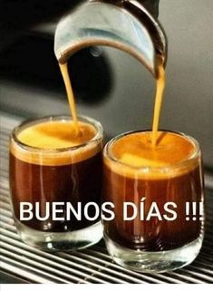 coffee being poured into two glasses with the words buenos dias on them