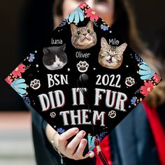 Looking for a unique graduation cap topper on the big day? Check out our design for cat lover: Personalized Did It For Them Cat Lazy Printed Grad Cap Topper. It's the perfect choice for you. Or it could be a special gift for your loved one who prepares for the graduation ceremony. This graduation cap topper is digitally hand-drawn (NOT PAINTED), whether you're in a time crunch, or you want something easy and affordable for your special day! It's easy to apply to your graduation cap up to minutes Graduation Caps Veterinary, I Did It For You Graduation Cap, Cat Grad Cap, Science Graduation Cap, Asu Graduation, Flower Graduation Cap, Decoration Class