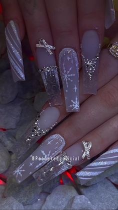 Ice Christmas Nails, Unique Holiday Nail Designs, Snowy Acrylic Nails, Christmas Nails Extravagant, Snowflake Charm Nails, Frosty Nails Acrylic, Gothic Christmas Nail Designs, Winter Nail Sets Acrylic, Icecicle Nails