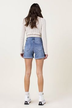 (S) Rise: 11" Inseam: 3.5" Model is 5'9.5" and wearing a size S -STRETCH DENIM, HIGH RISE, FADED WASH, ROLLED BOTTOM SHORTS Light Wash Denim Shorts For Fall, Medium Wash Denim Jean Shorts For Fall, Fall Medium Wash Denim Jean Shorts, Denim Shorts For Fall, Stretch Medium Wash Jean Shorts For Spring, Stretch Denim Jean Shorts For Fall, Roll With The Punches, Denim Details, Rolled Hem