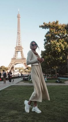 Classy Boujie Outfit, Europe Women Fashion, Europe Bag Style, Current European Fashion Trends, Honeymoon Europe Outfits, Europe Aesthetic Outfit Spring, Big City Aesthetic Outfits, Paris Tourist Outfit Summer, Tourist Paris Outfit