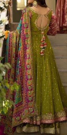 Fancy Sharara Suit, Anarkali Dress For Mehndi, Mehendi Anarkali Dress, Mehndi Saree Look, Heeramandi Dress Collection, Mehndi Designs Outfit, Lehnga Designs For Mehndi, Green Salwar Suit For Women, Pakistani Mehendi Look