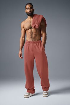 Okay, so we’re pretty much obsessed with this new, straight-leg version of the Accolade Sweatpant — it’s a super soft, leveled-up classic with a chrome Alo logo detail and powerful, performance tech for studio & street. Wear it in cold weather with a bold jacket and transition to warmer weather with slides. Men’s Sweatpants Fashion, Men Yoga Outfit, Mens Athleisure Outfits, Yoga Style Fashion, Men In Sweatpants, Mens Activewear Trends, Accolade Sweatpant, Mens Activewear Fashion, Mens Gym Wear