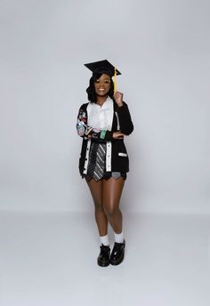 Graduation Pictures Outfits, College Grad Party, Grad Outfits, College Graduation Cap Decoration, Graduation Photography Poses, College Graduation Pictures