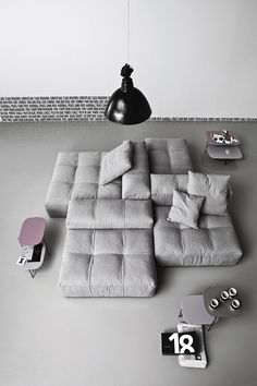 an image of a living room setting in black and white with the text compoisone geometriche