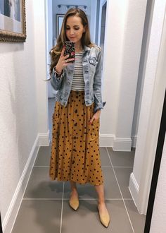 Poncho Outfit, Polka Dot Midi Skirt, Denim Jacket Outfit, Midi Skirt Outfit, Cooler Look, Mode Inspiration, Spring Summer Outfits, Outfits Casuales