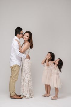 Glam Family Photoshoot Studio, Family Portrait Photography Poses, Big Family Photo Shoot Ideas, Casual Family Photos, Big Family Photos