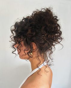 Curly Hair Updo Homecoming, Curly Updo For Wedding Guest, Bridesmaid Updo Hairstyles Curly Hair, Brown Curly Hair Updo, Curly Hoco Hairstyles Down, Curly Side Updo, Formal Curly Bun Hairstyles, Half Up Half Down Ball Hairstyles, Classy Dinner Hairstyles