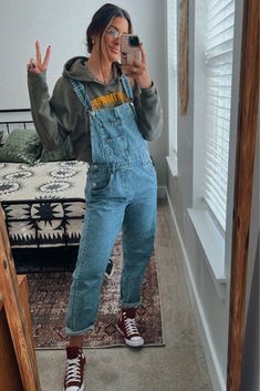 Overall Women Outfits, Blue Jean Overalls Outfits Winter, Denim Overall Outfit Ideas, Fall Denim Overall Outfits, Light Overalls Outfit, Overalls With Sweatshirt, Free People Ziggy Overalls, Outfits With Jean Overalls, Woman Overalls Outfits