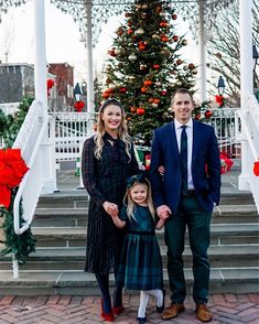 Plaid Dress Family Photos, Christmas Picture Outfits, Family Photo Outfits Christmas, Holiday Card Outfits, Plaid Christmas Outfit, Elegant Christmas Outfit, Family Holiday Outfits, Preppy Christmas Outfit, Matching Outfits Family