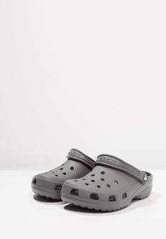 Crocs CLASSIC UNISEX - Mules - slate grey Gray Crocs, Grey Crocs, Crocs Aesthetic, Classic Crocs, Black Crocs, Fashion Shoes Heels, Crocs Men, Image Swag