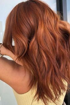 Lived In Red Hair Color, Medium Ginger Hair Color, 2023 Haircuts For Women Medium Layers, Light Red Brown Hair Color Auburn, Mid Length Bob Hairstyles For Fine Hair, Red Honey Hair, Light Copper Red Hair, Ginger Hair Color Copper Strawberry Blonde, Ombre Hair Roux