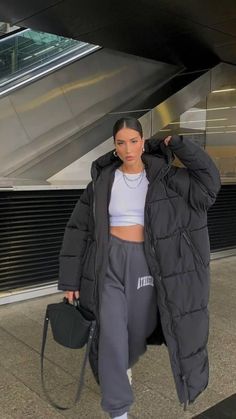 Long Grey Jacket Outfit Winter, Long Puffer Jacket Outfit Street Style, Black Streetwear Fashion, Ivona Zupet, Sports Outfit, Mode Turban, Copenhagen Fashion, Puffy Coat, Long Puffer