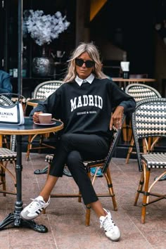 Nathalie's Look Sweatshirt And Shirt Outfit, Waistcoat Woman, Casual Weekend Outfit, Home Wear Women Pajamas, Home Wear Women Casual, Bohemian Chic Fashion, Weekend Outfit, Sporty Outfits