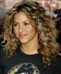 shakira <3 Curly Natural Curls, Shakira Hair, Permed Hairstyles, Medium Hair Cuts, Women Street, Short Curly Hair