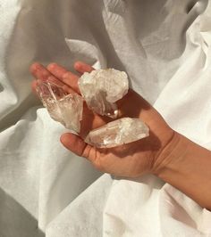 Crystals For Sleep, Crystal Photography, Crystal Vibes, Crystal Aesthetic, Power Crystals, Crystal Shop, Clear Quartz Crystal, Crystal Gems, Crystal Cluster