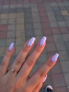 Cute Summer Acrylic Nail Ideas Coffin, Acrylic Nail Designs Medium Length Purple, Daisy Nails Coffin, Acrylic Nail Purple Designs, Cute Lavender Nails With Flowers, Lavender Nails Acrylic Art Designs, Lilac Nails With Daisies, Cute Spring Nails Acrylic Coffin Simple, Summer Lilac Nails