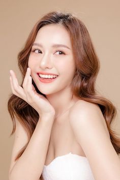 Vietnamese Girl, Skin Model, Simple Makeup Looks, Beautiful Eye Makeup, Facial Spa, Stunning Eyes, Perfect Skin, Long Curly Hair, Korean Makeup