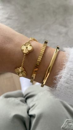 #jewelry #vancleefarpels #gold #schmuck #bracelet #armband Vancleefarpels Bracelet Gold, Latest Bracelet Designs Gold For Women, Gold Bracelet Aesthetic, Vancleefarpels Bracelet, Dubai Gold Jewelry, Cartier Gold, Gold Schmuck, Gold Jewels Design, Womens Silver Jewelry