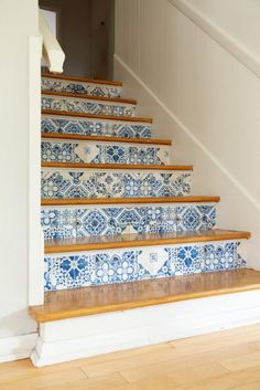 the stairs are decorated with blue and white tiles