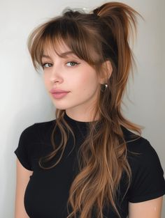 30 coletas encantadoras con flequillo: una guía de estilo 2024 Wispy Bangs Hair Up, Face Framing Bangs Ponytail, Messy Wispy Bangs, Ponytail With Wispy Bangs, Face Framing Ponytail, Bangs In Ponytail, Wispy Bangs Ponytail, Messed Up Bangs, Wispy Bangs With Face Framing