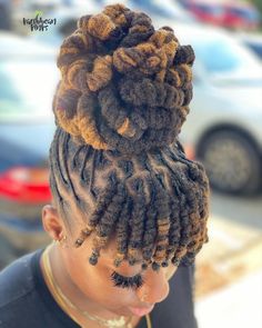 Pipe cleaner Bun and bang 💚💚 KARIBBEAN KINKS NATURAL HAIR SALON #karibbeankinks #whatsyourtxture #locstyles #loctician #loccurls… | Instagram Loc Ponytail Styles With Bangs, Loc Ponytail With Bangs, Loc Bangs And Bun, Pipe Cleaner Hairstyles Locs, Loc French Roll, Loc Pipe Cleaner Styles, Half Up Half Down Loc Styles Locks, Loc Bun With Bangs, Locs Half Up Half Down Styles